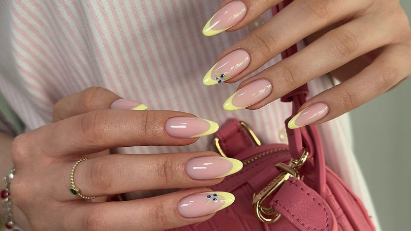 Френч-маникюр с цветными кончиками: главный nail-тренд 2025