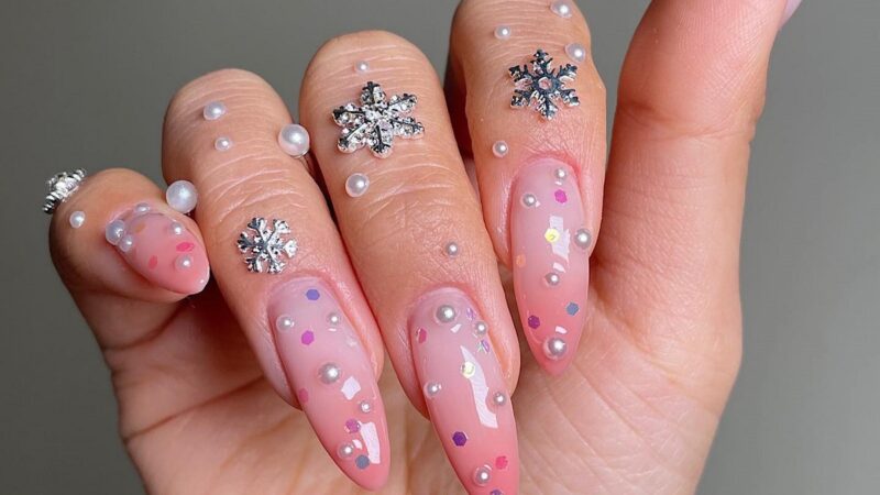 Маникюр со стразами и жемчугом зима 2026: тренды и идеи