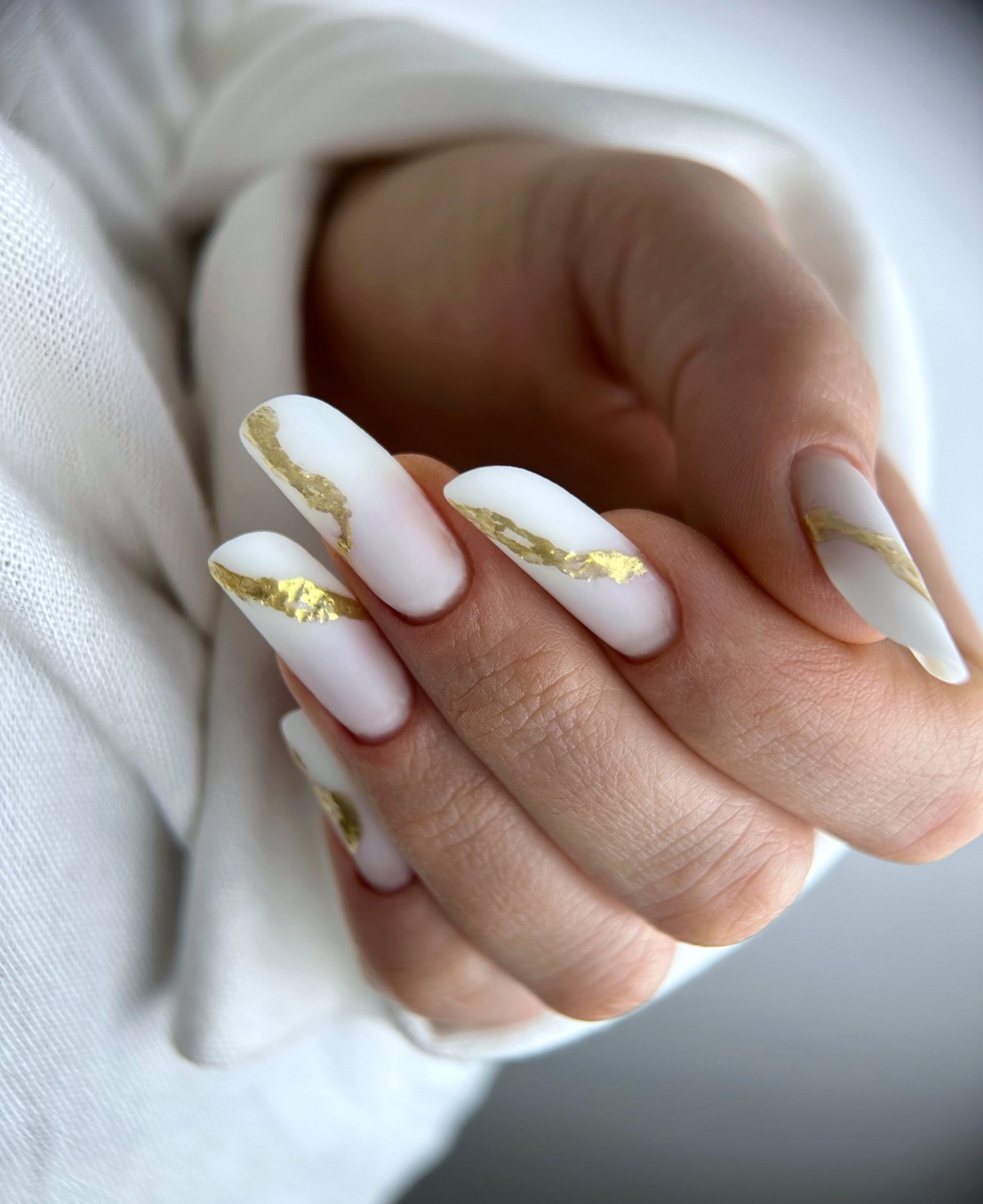 Денежный маникюр в феврале 2026 для удачи и богатства