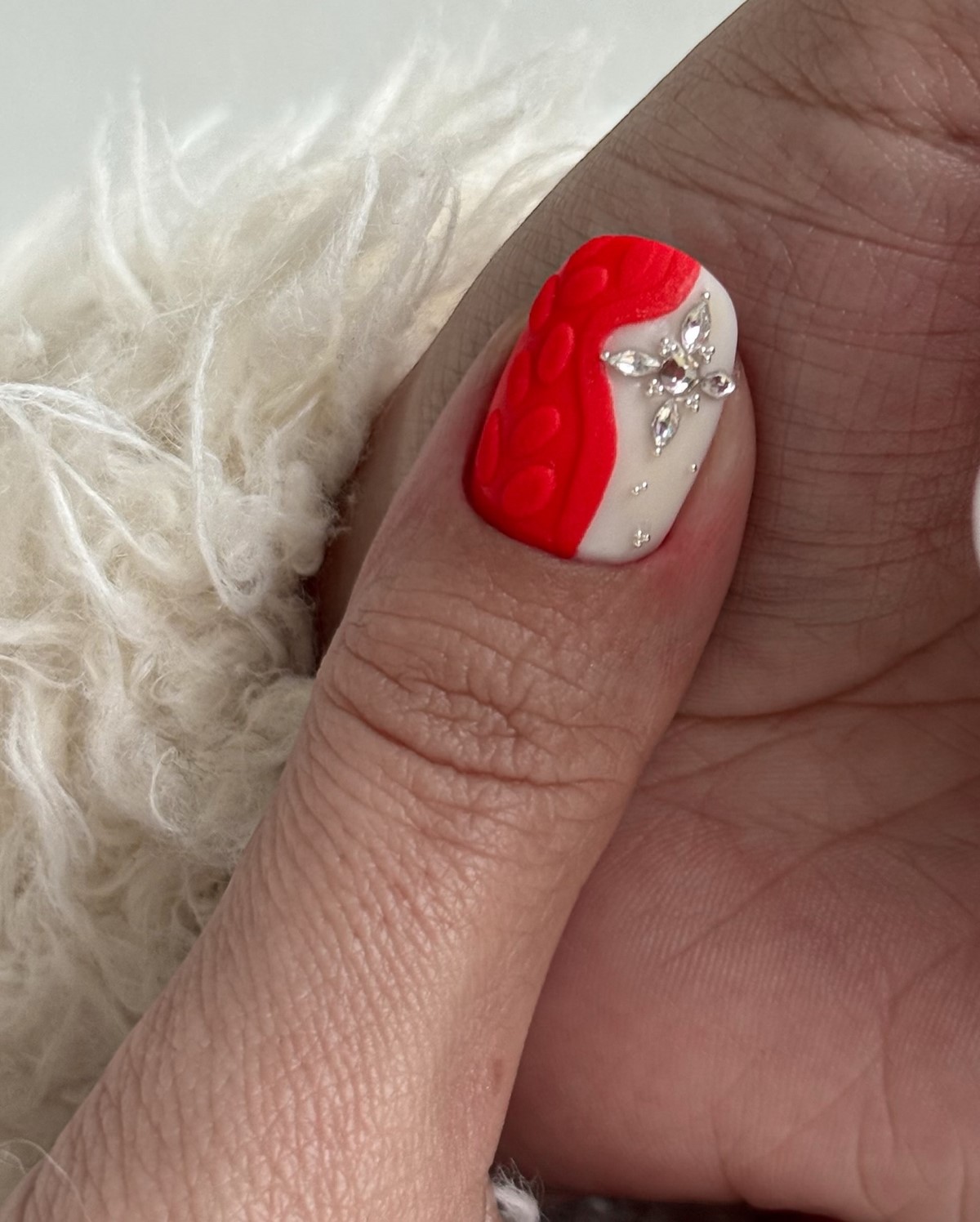 Денежный маникюр в феврале 2026 для удачи и богатства