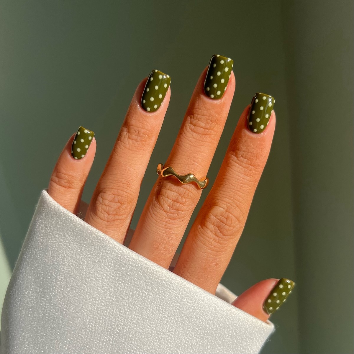 Денежный маникюр в феврале 2026 для удачи и богатства