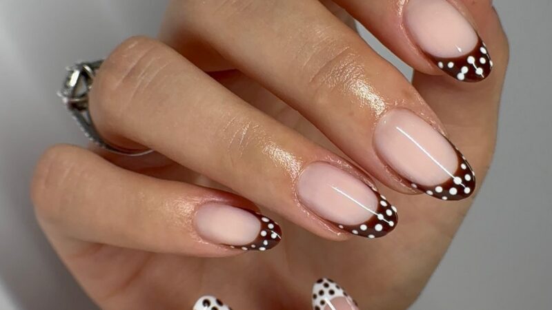 8 стильных дизайнов двухцветного маникюра на зиму 2026