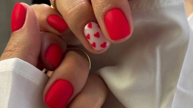 Сердечки на ногтях в феврале 2026: романтика на максимум
