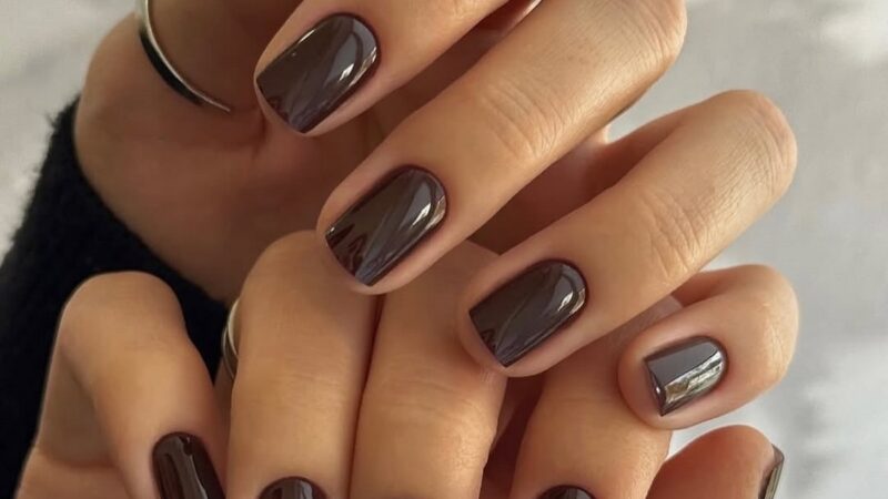 Темный маникюр февраля 2026 как главный акцент зимы