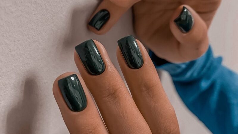 Зимний маникюр в оттенках зеленого как главный акцент 2026