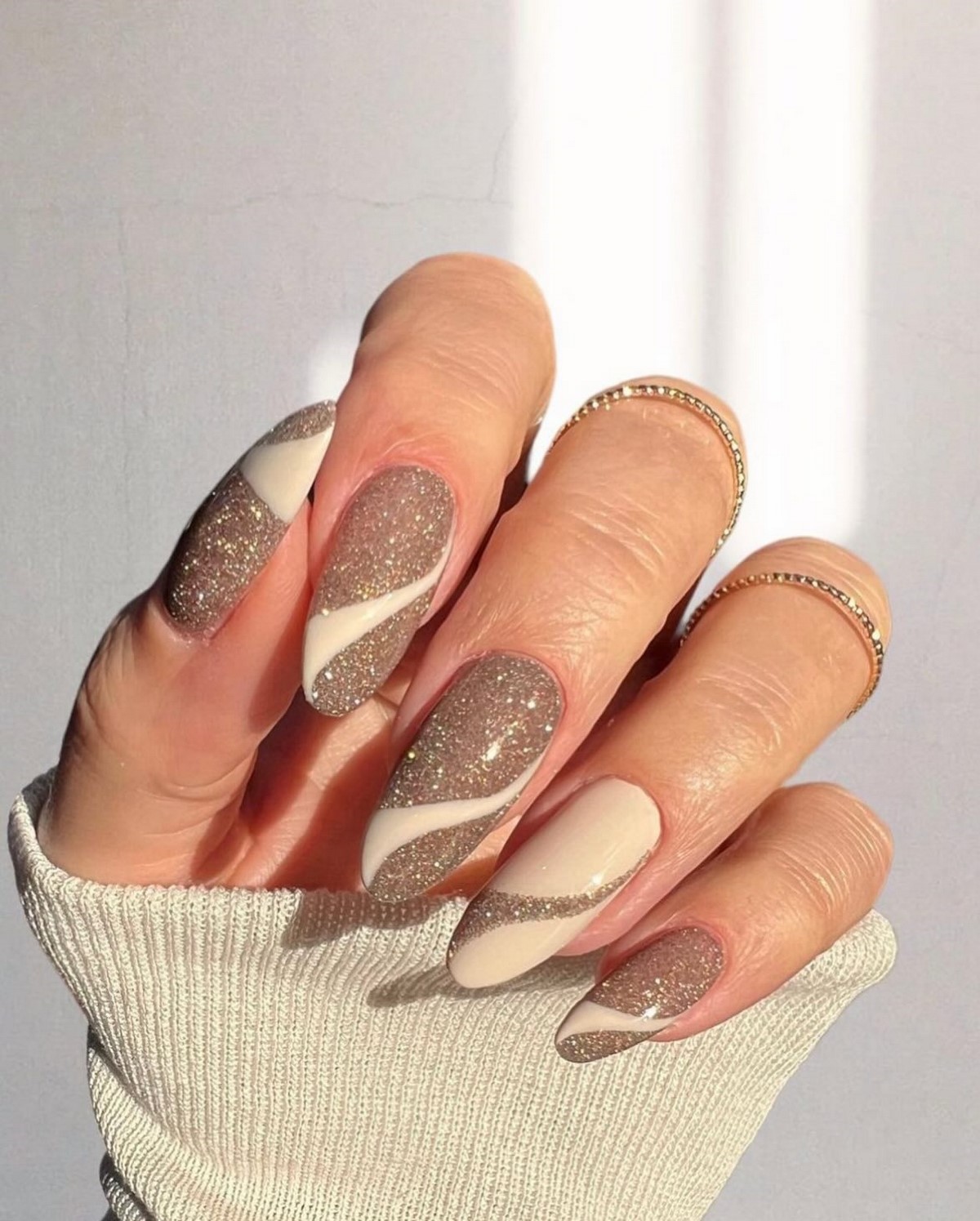 8 стильных дизайнов двухцветного маникюра на зиму 2026