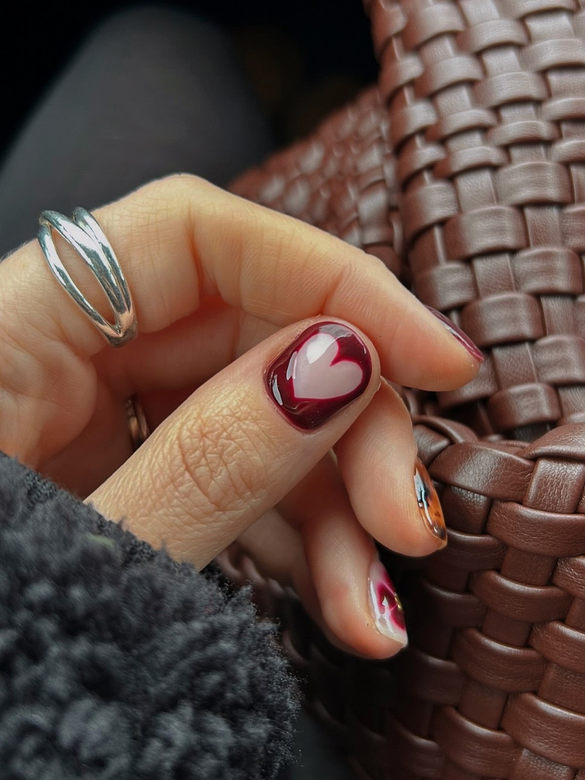 Сердечки на ногтях в феврале 2026: романтика на максимум