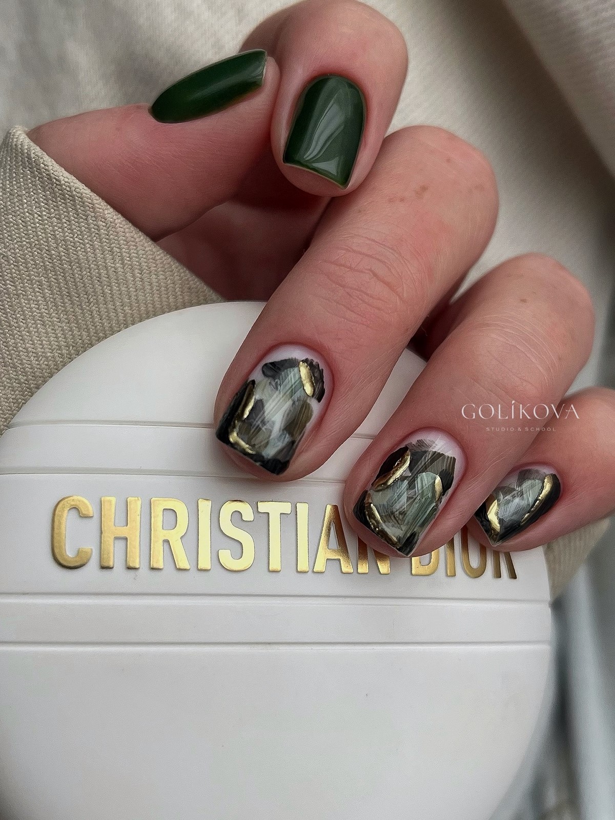 Темный маникюр февраля 2026 как главный акцент зимы