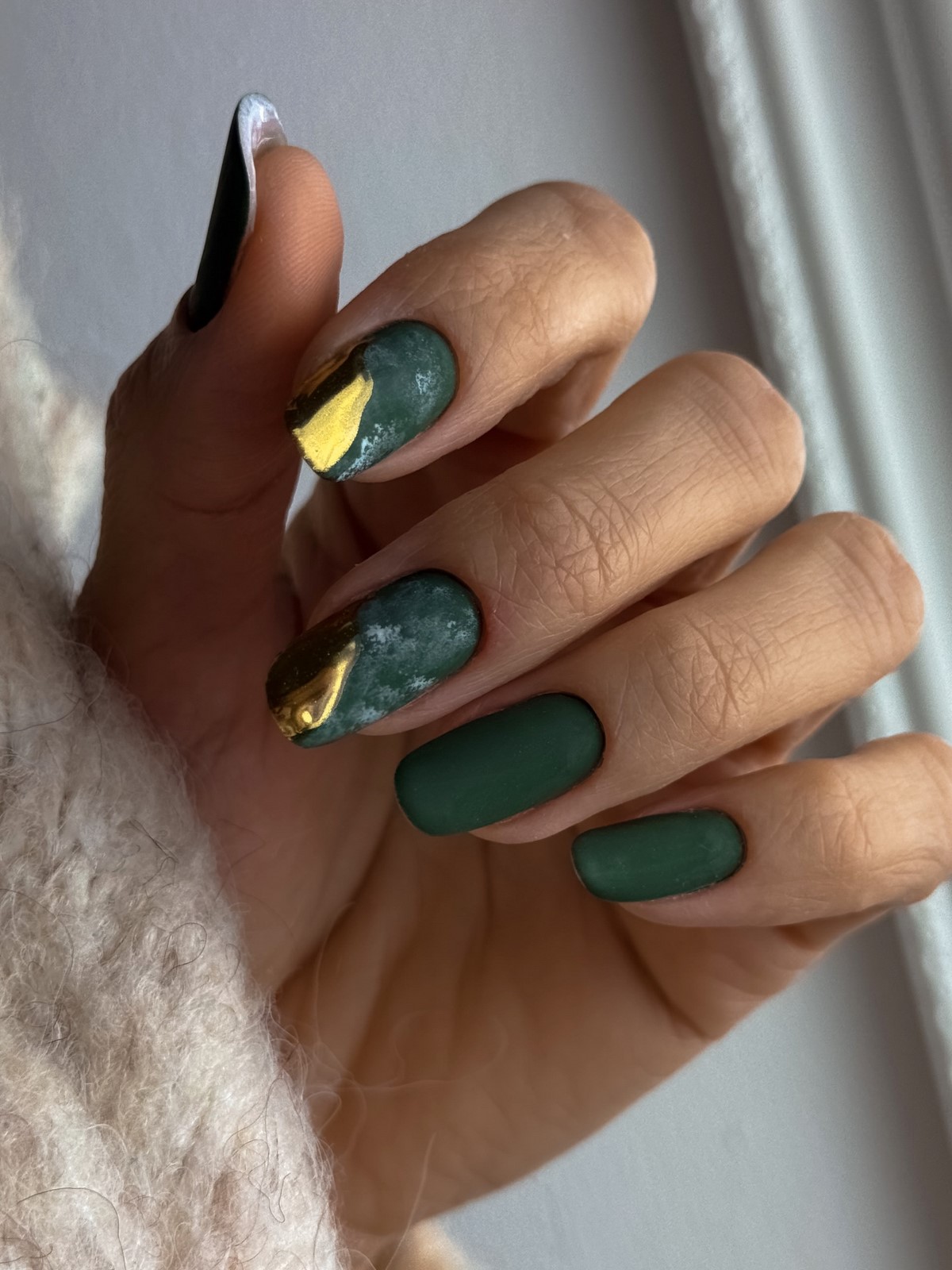 Зимний маникюр в оттенках зеленого как главный акцент 2026