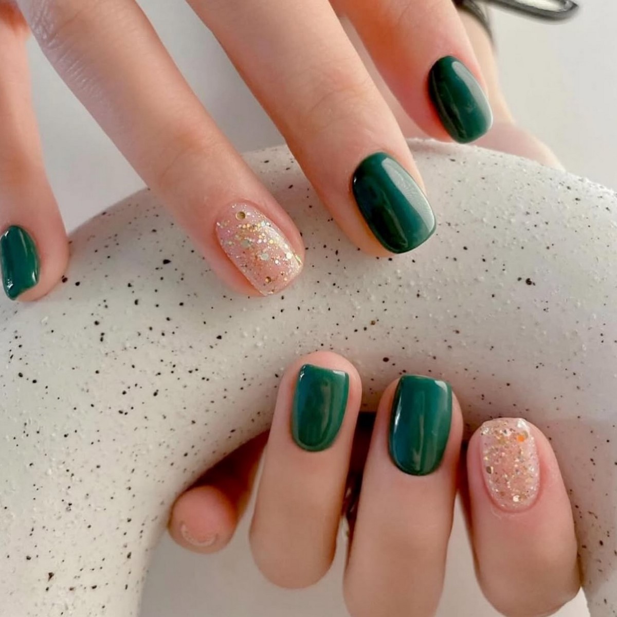 Цвета ногтей на 2026 год, которые делают руки ухоженными