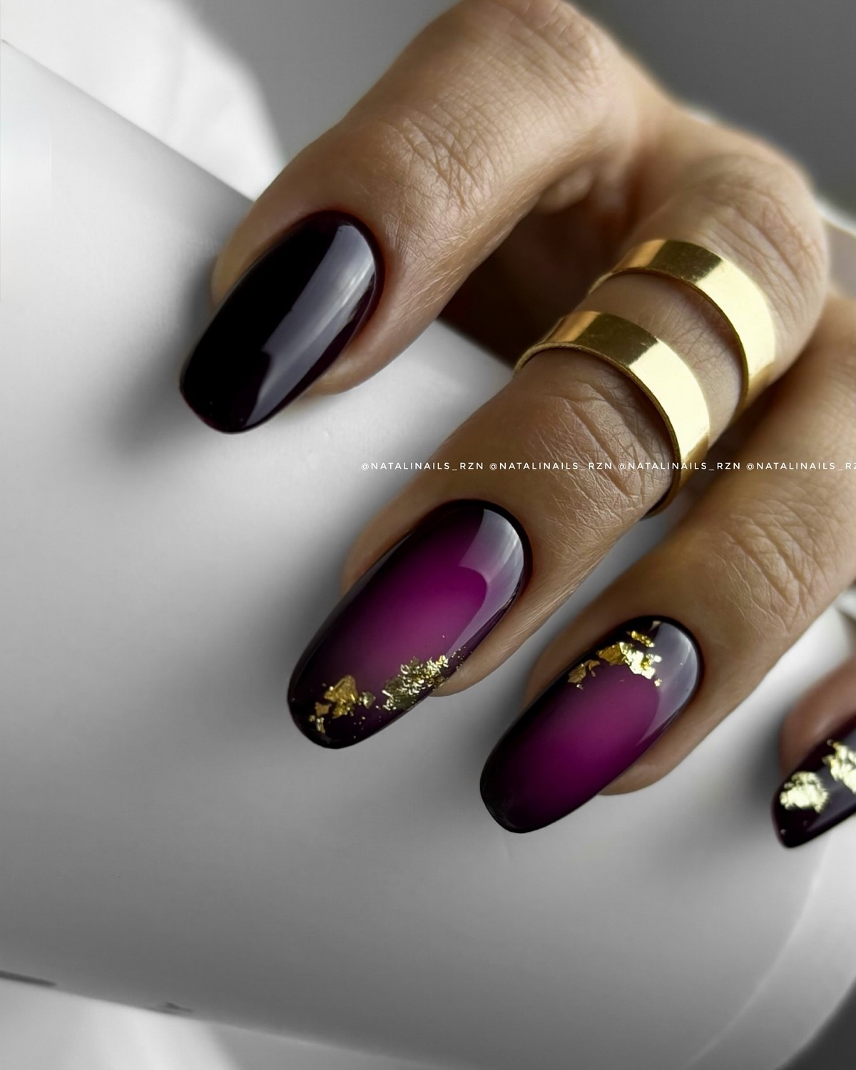 Темный маникюр февраля 2026 как главный акцент зимы