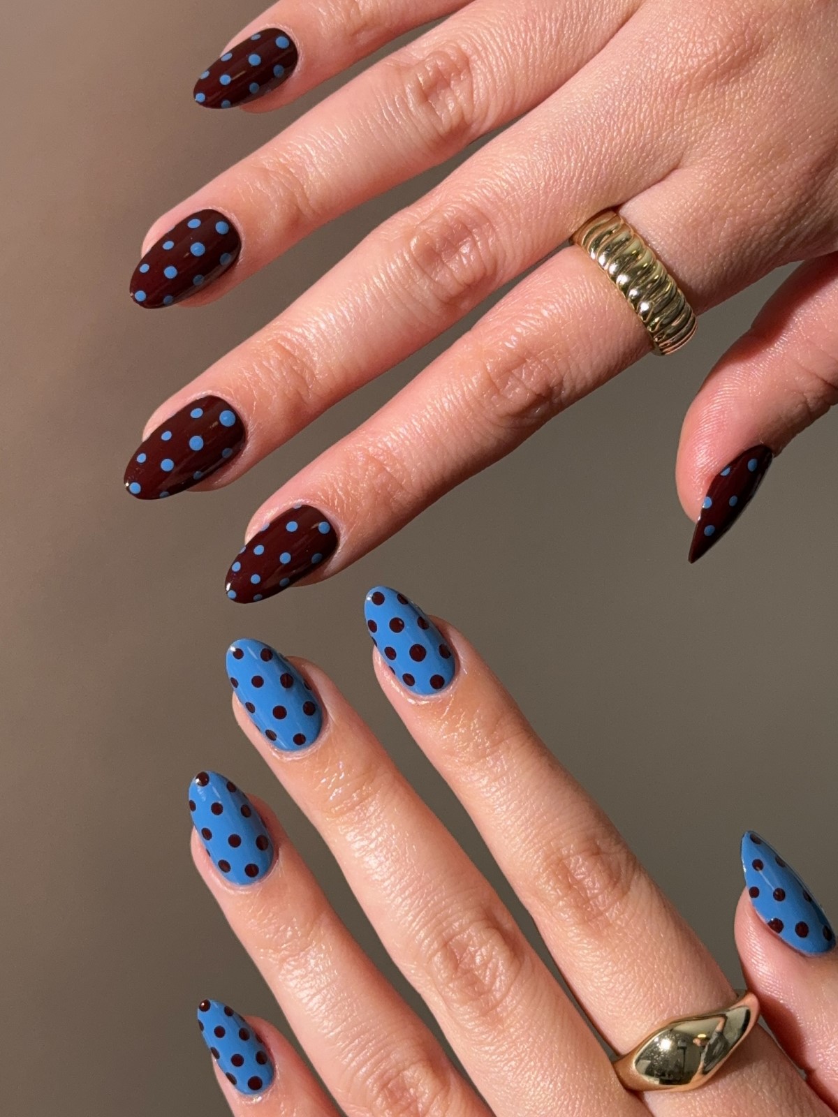 8 стильных дизайнов двухцветного маникюра на зиму 2026