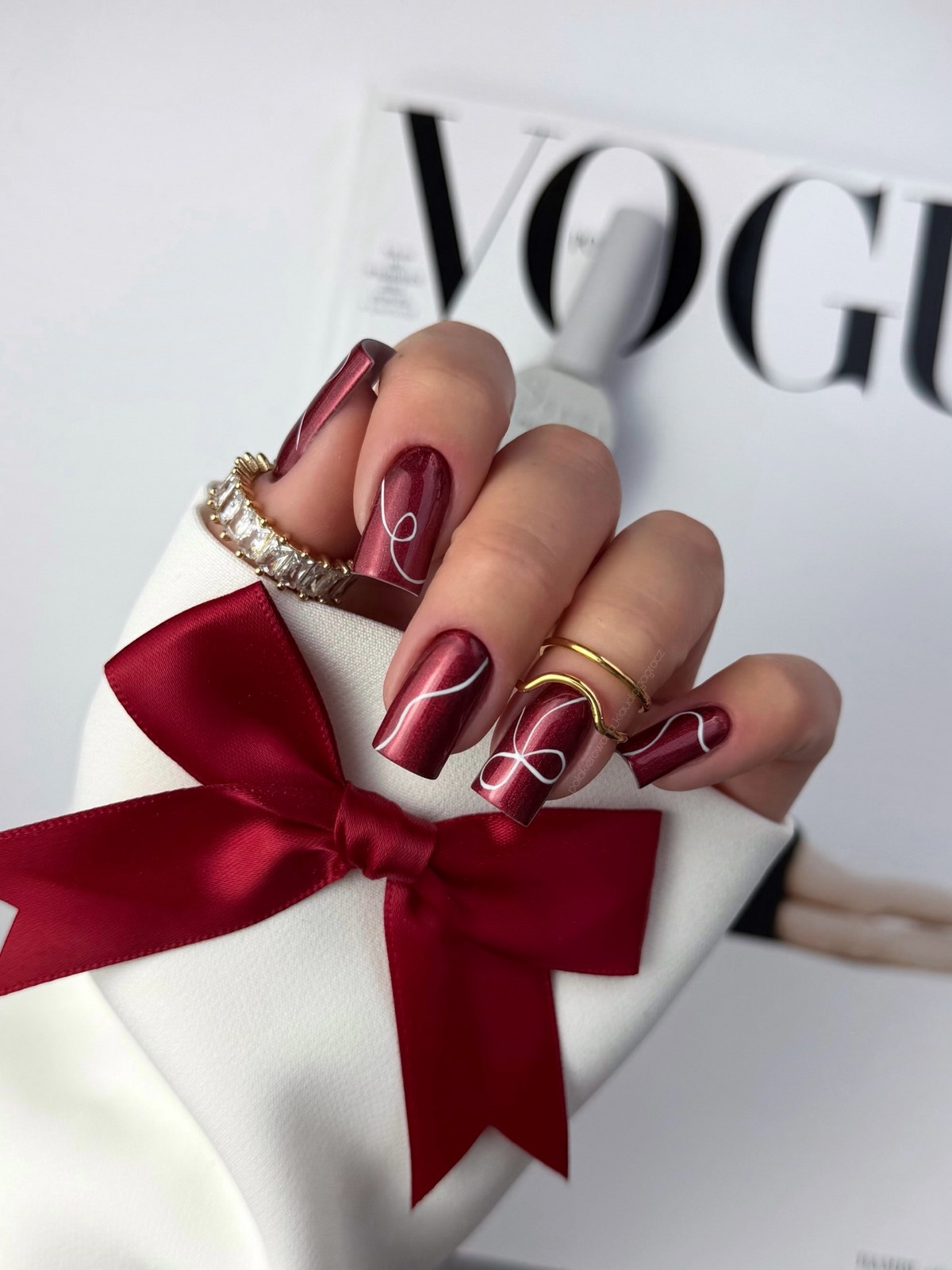 Темный маникюр февраля 2026 как главный акцент зимы