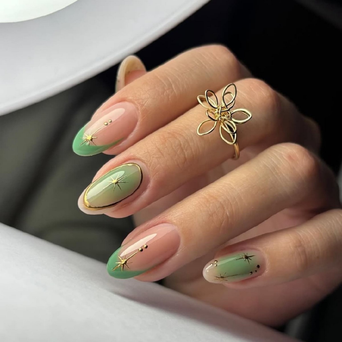 Зимний маникюр в оттенках зеленого как главный акцент 2026