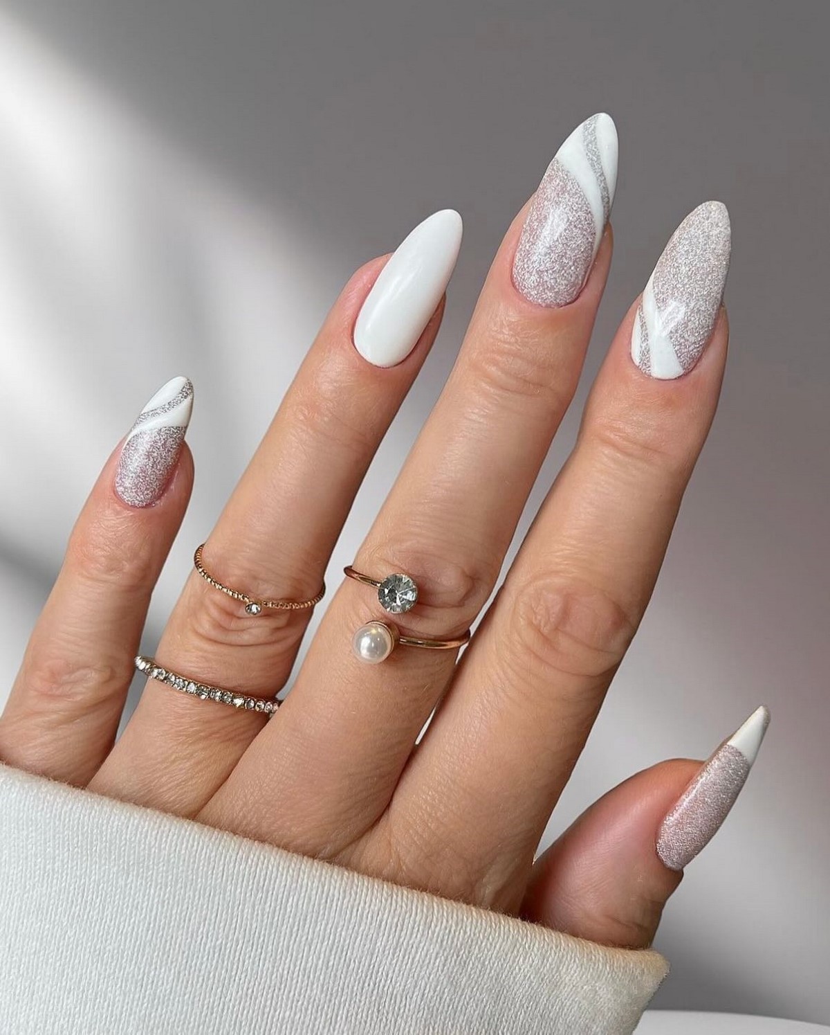 8 стильных дизайнов двухцветного маникюра на зиму 2026