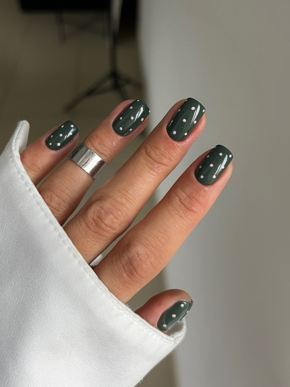 Зимний маникюр в оттенках зеленого как главный акцент 2026