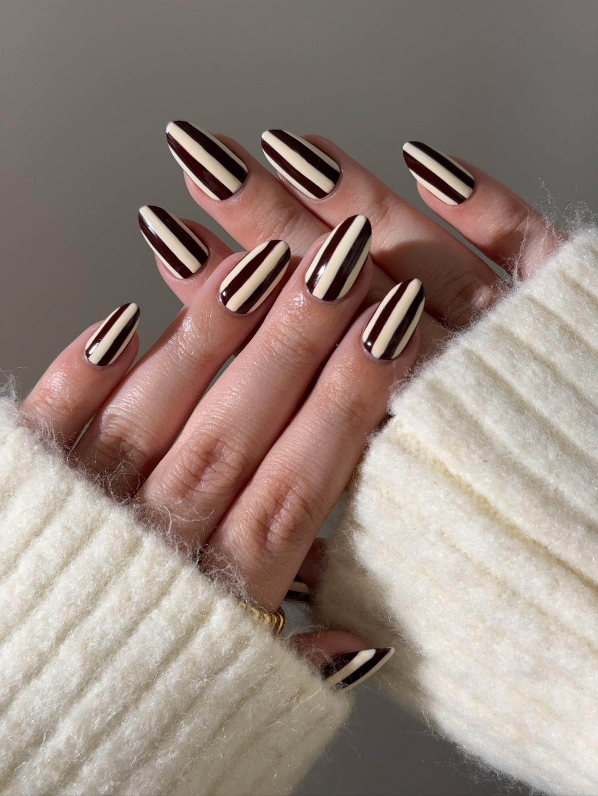 8 стильных дизайнов двухцветного маникюра на зиму 2026