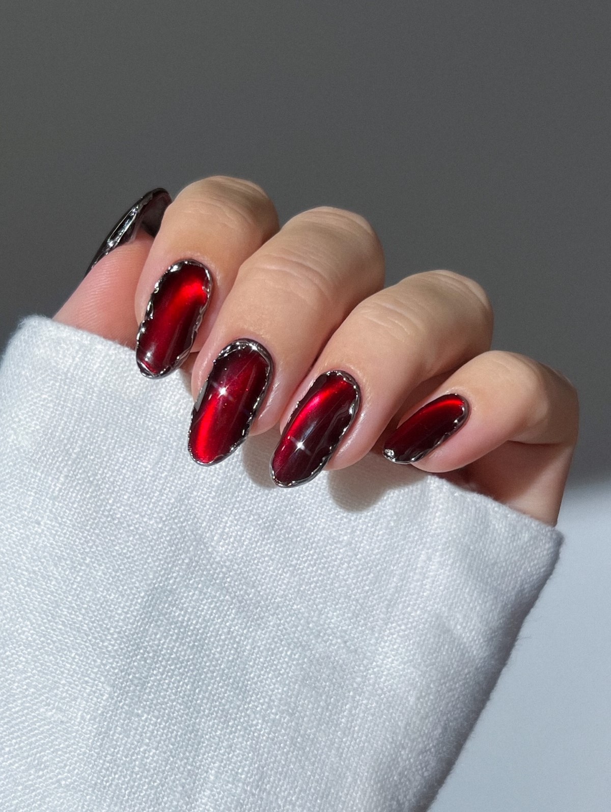 Темный маникюр февраля 2026 как главный акцент зимы