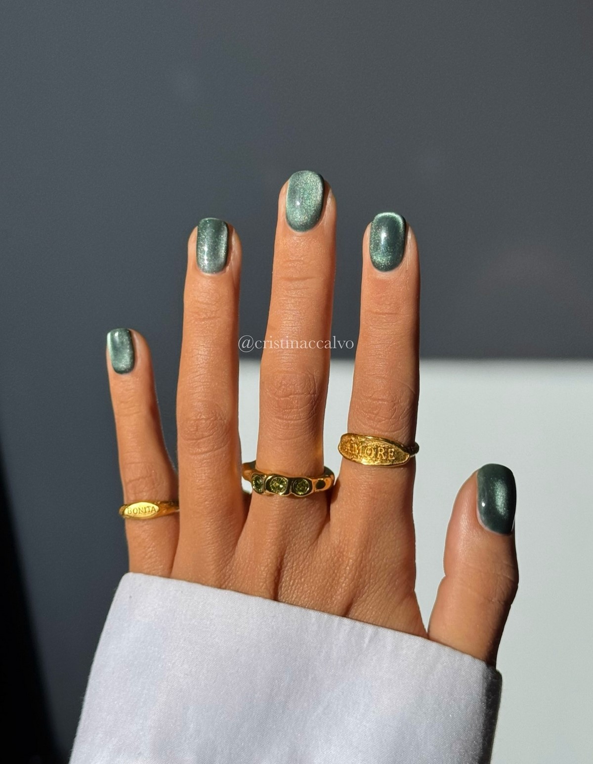 Зимний маникюр в оттенках зеленого как главный акцент 2026