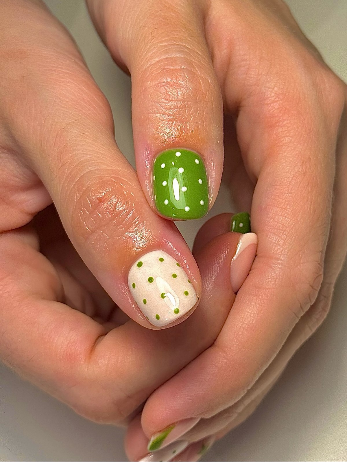 8 стильных дизайнов двухцветного маникюра на зиму 2026