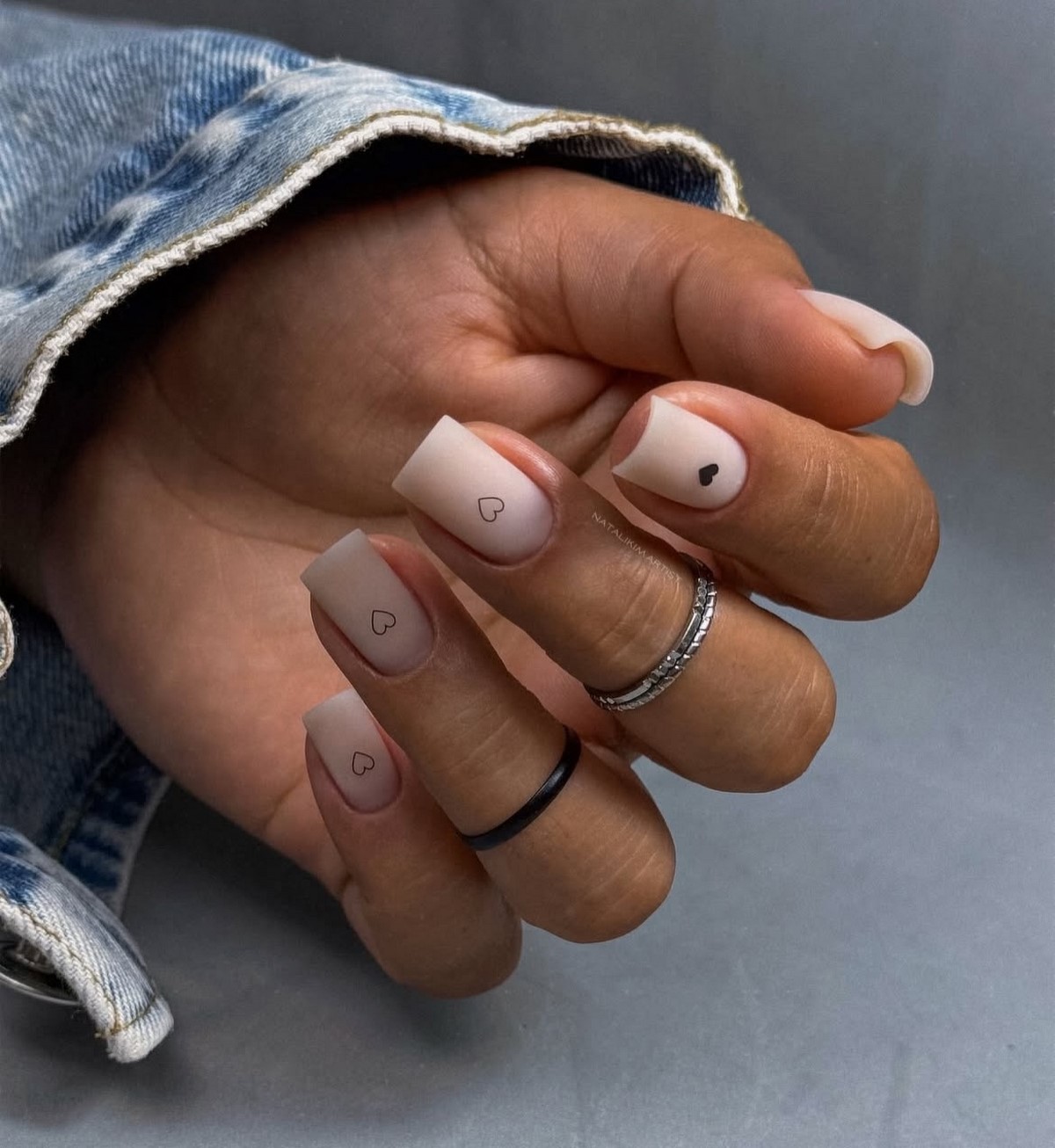 Сердечки на ногтях в феврале 2026: романтика на максимум