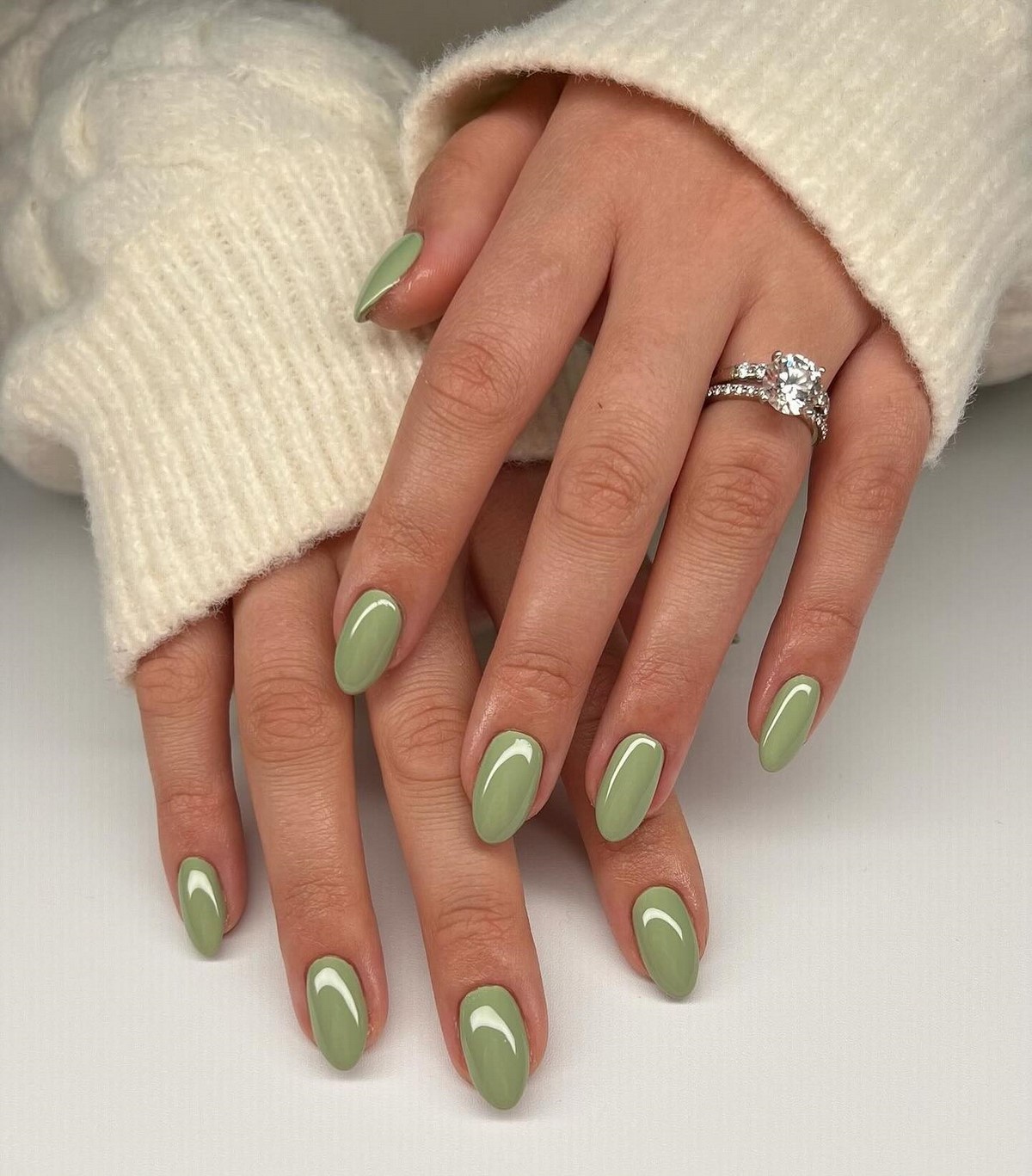 Зимний маникюр в оттенках зеленого как главный акцент 2026