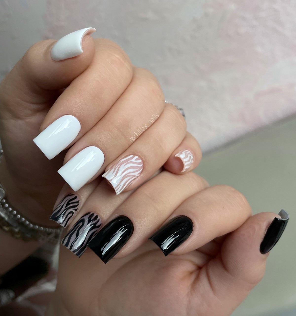 8 стильных дизайнов двухцветного маникюра на зиму 2026