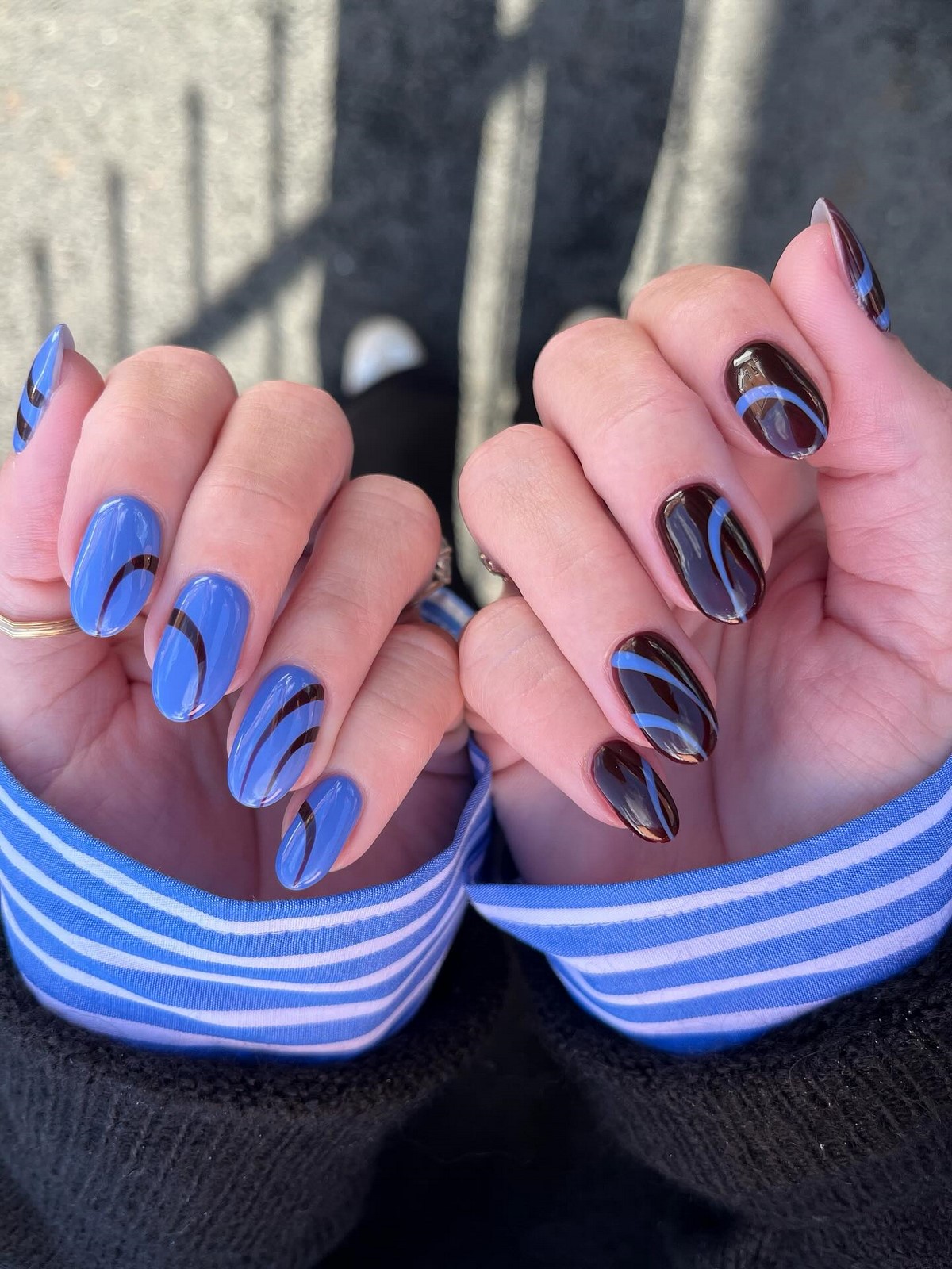 8 стильных дизайнов двухцветного маникюра на зиму 2026