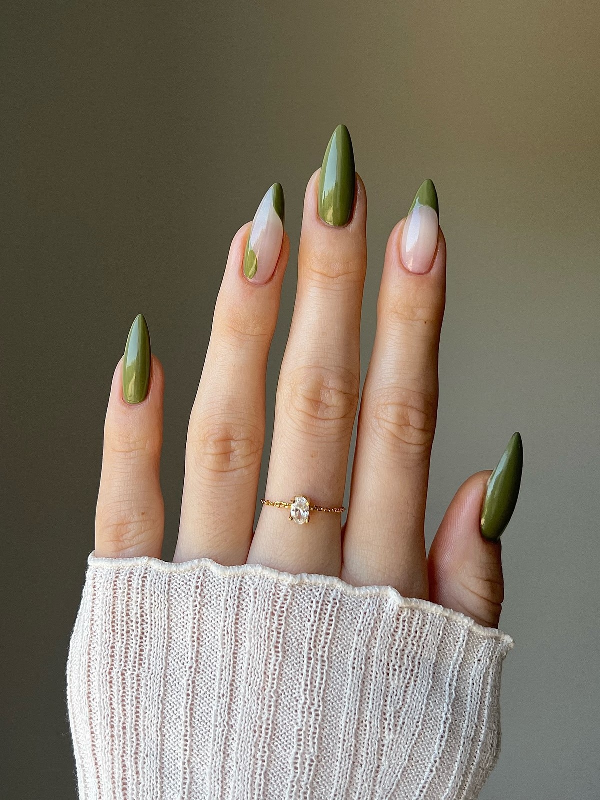 Зимний маникюр в оттенках зеленого как главный акцент 2026