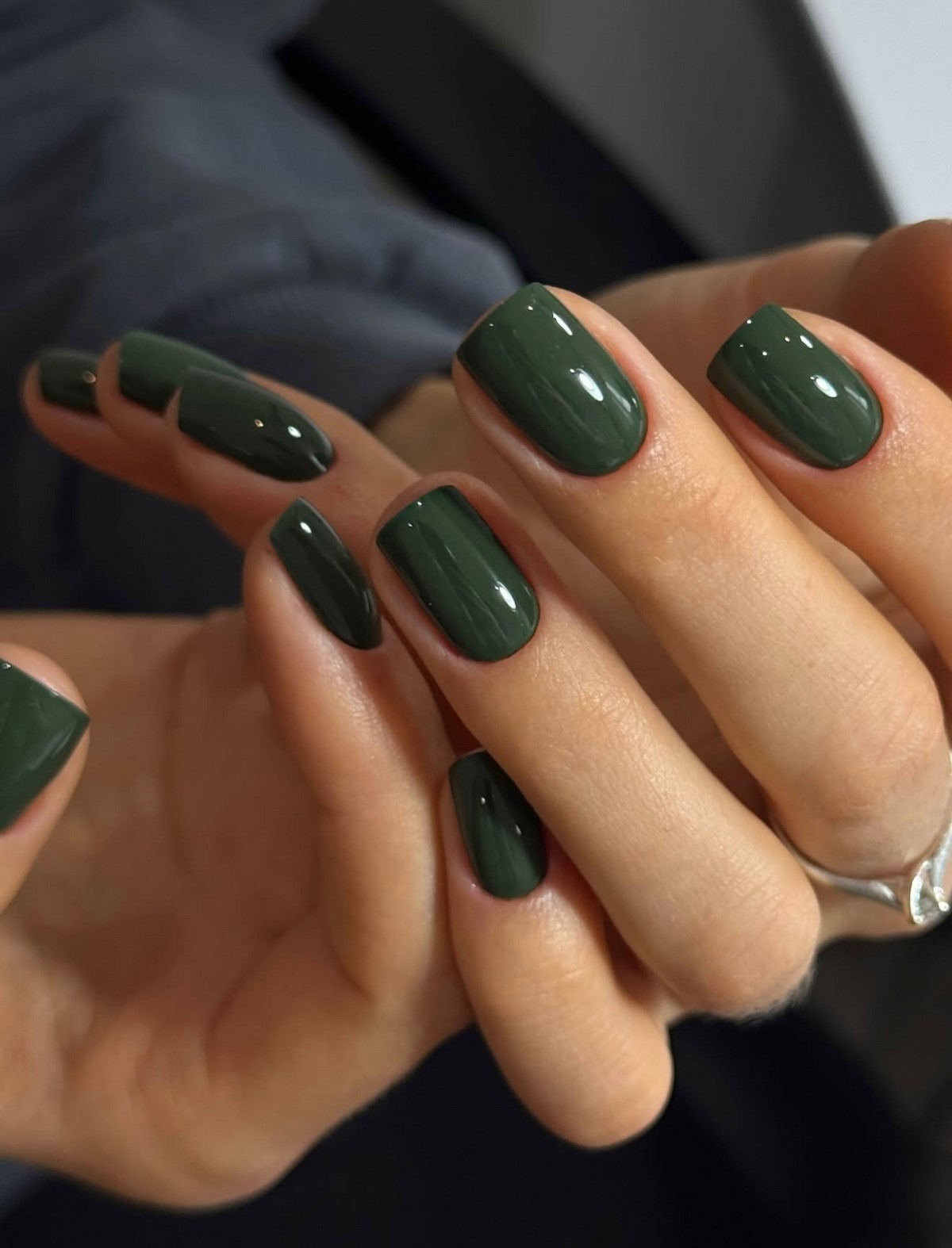 Зимний маникюр в оттенках зеленого как главный акцент 2026