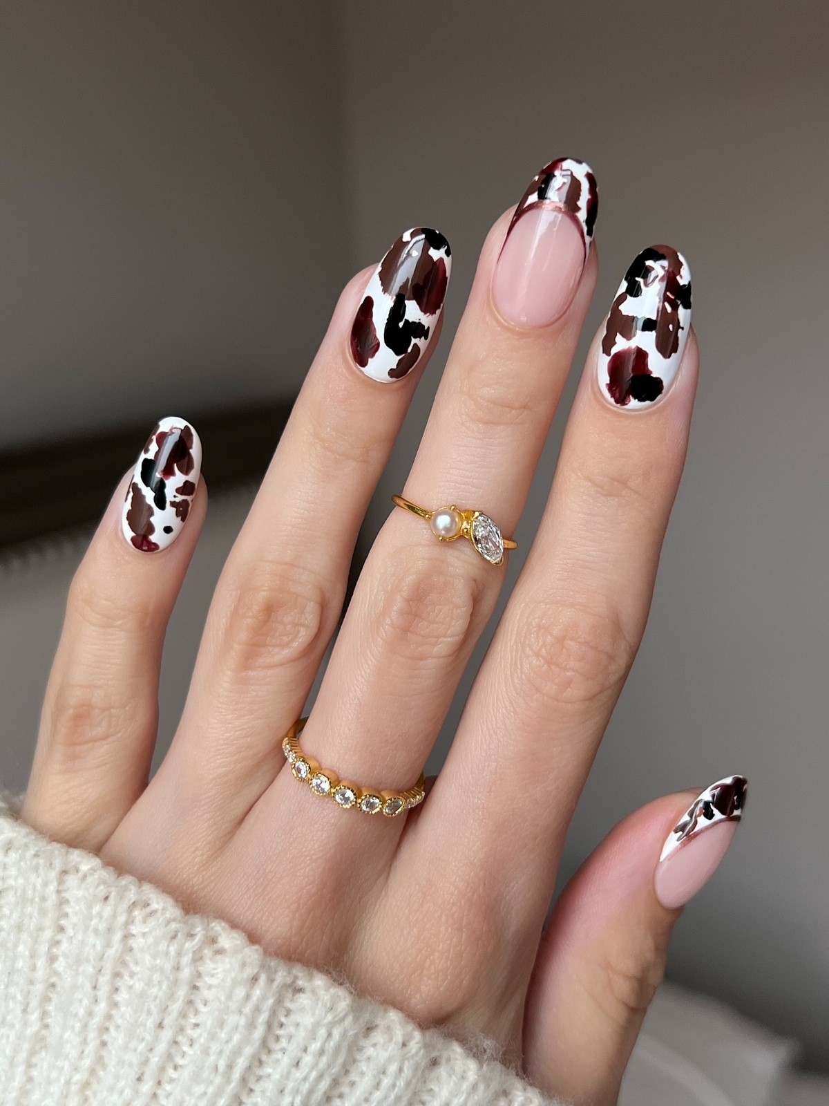 8 стильных дизайнов двухцветного маникюра на зиму 2026