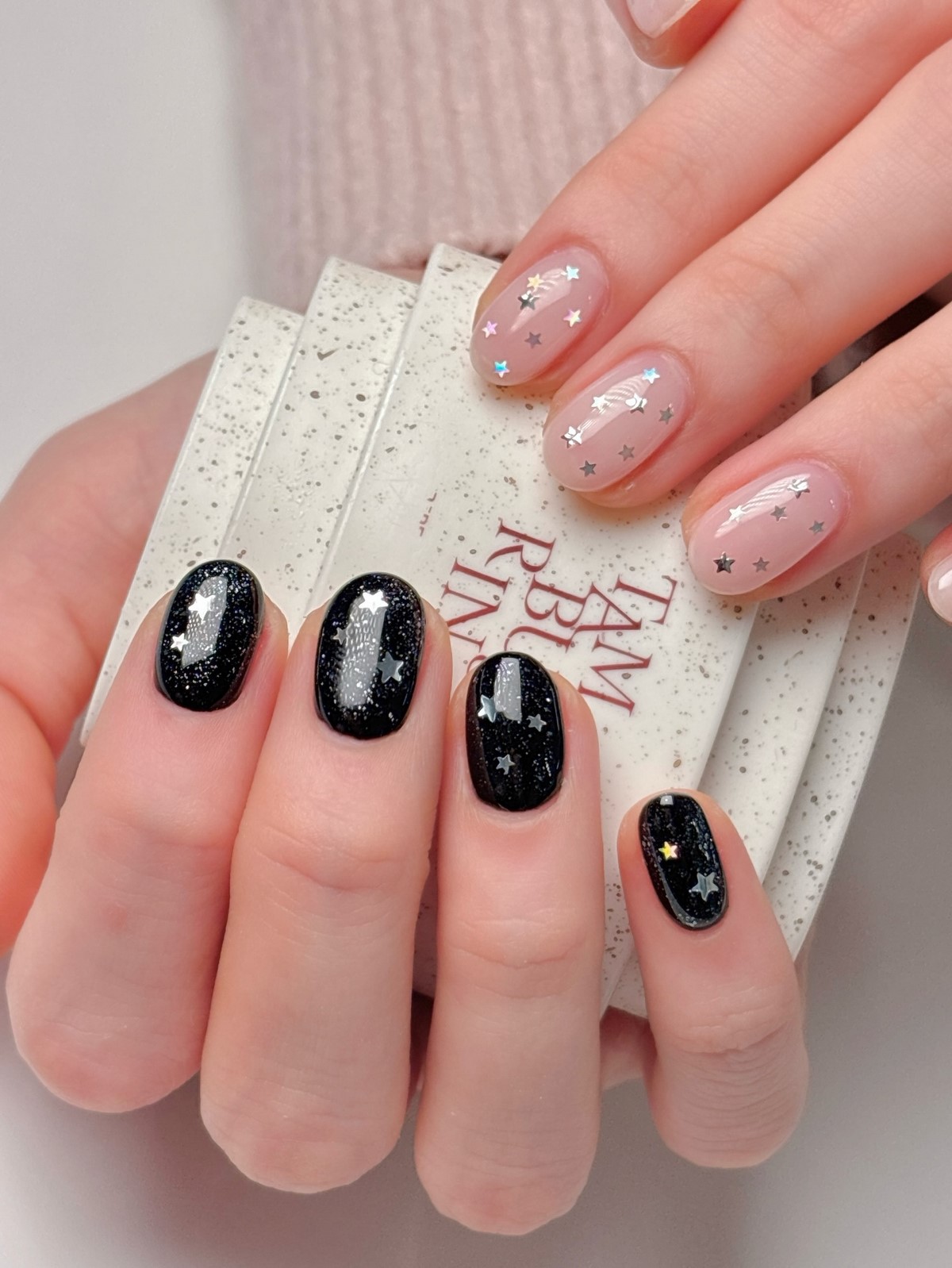 8 стильных дизайнов двухцветного маникюра на зиму 2026