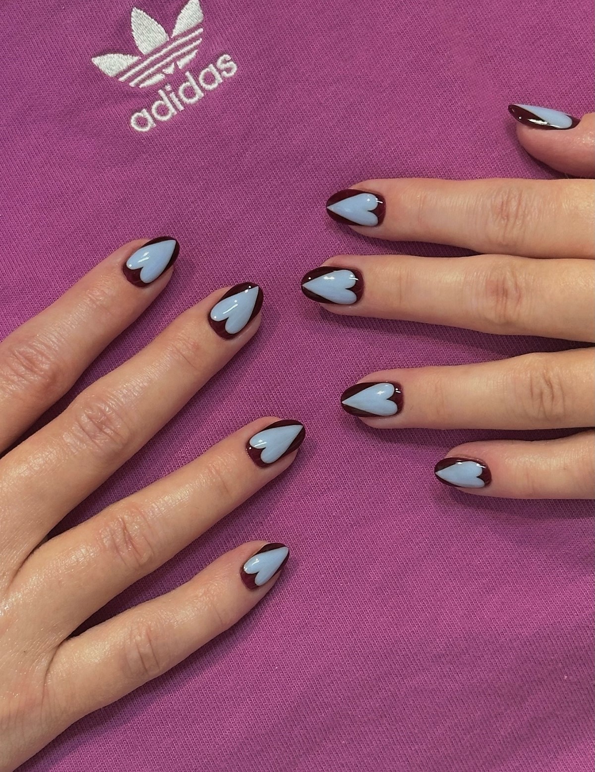 8 стильных дизайнов двухцветного маникюра на зиму 2026