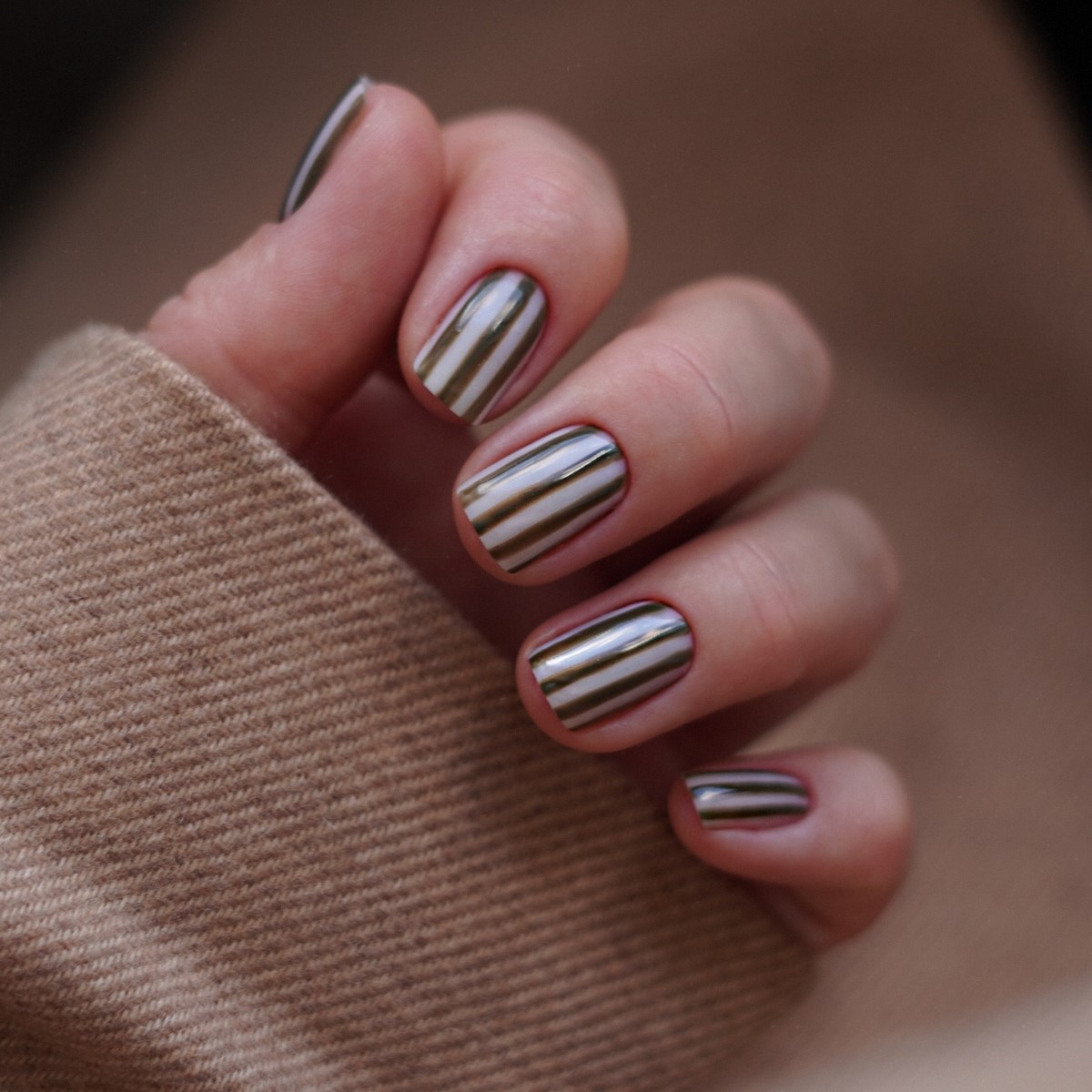 8 стильных дизайнов двухцветного маникюра на зиму 2026