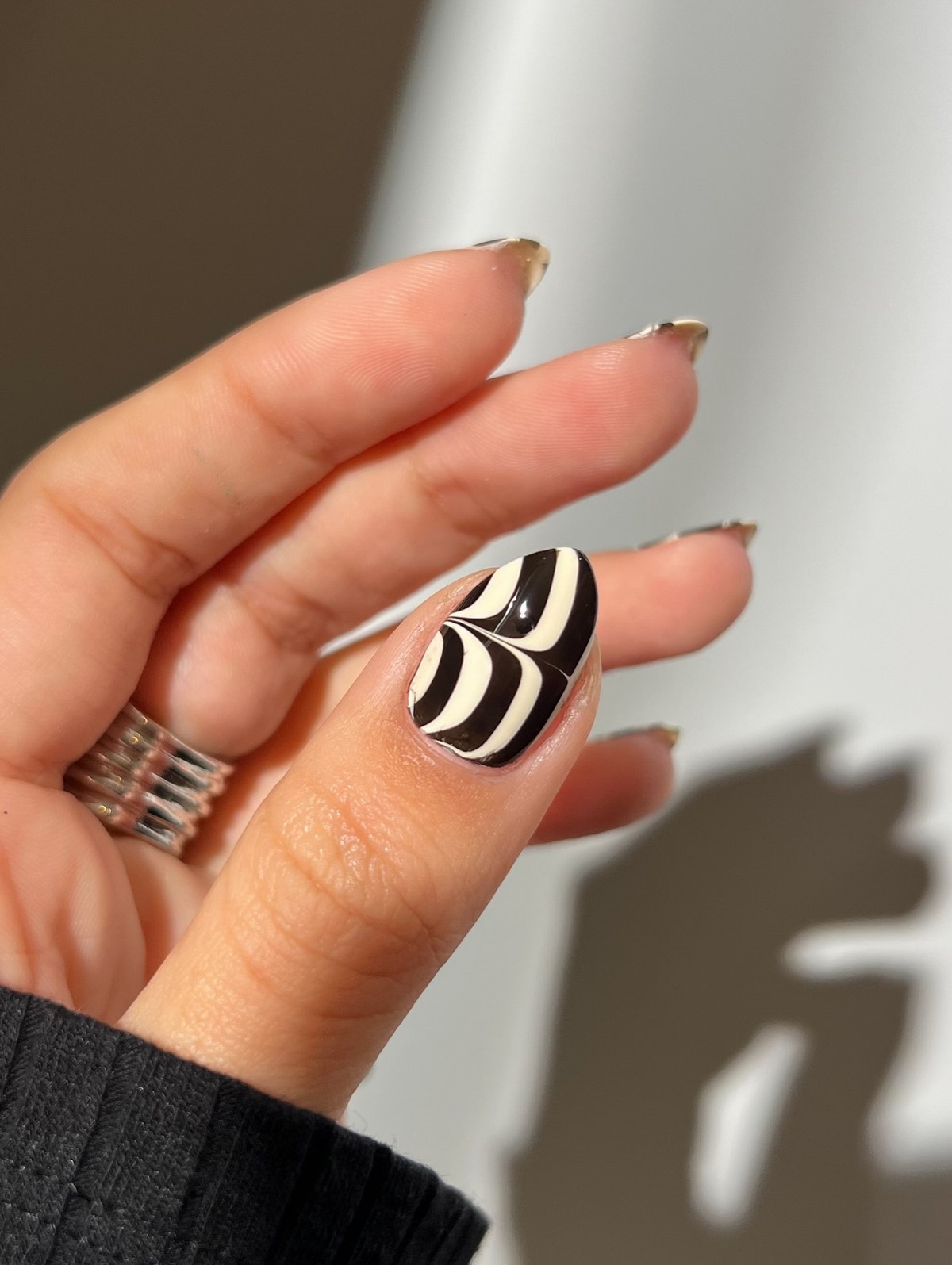 8 стильных дизайнов двухцветного маникюра на зиму 2026