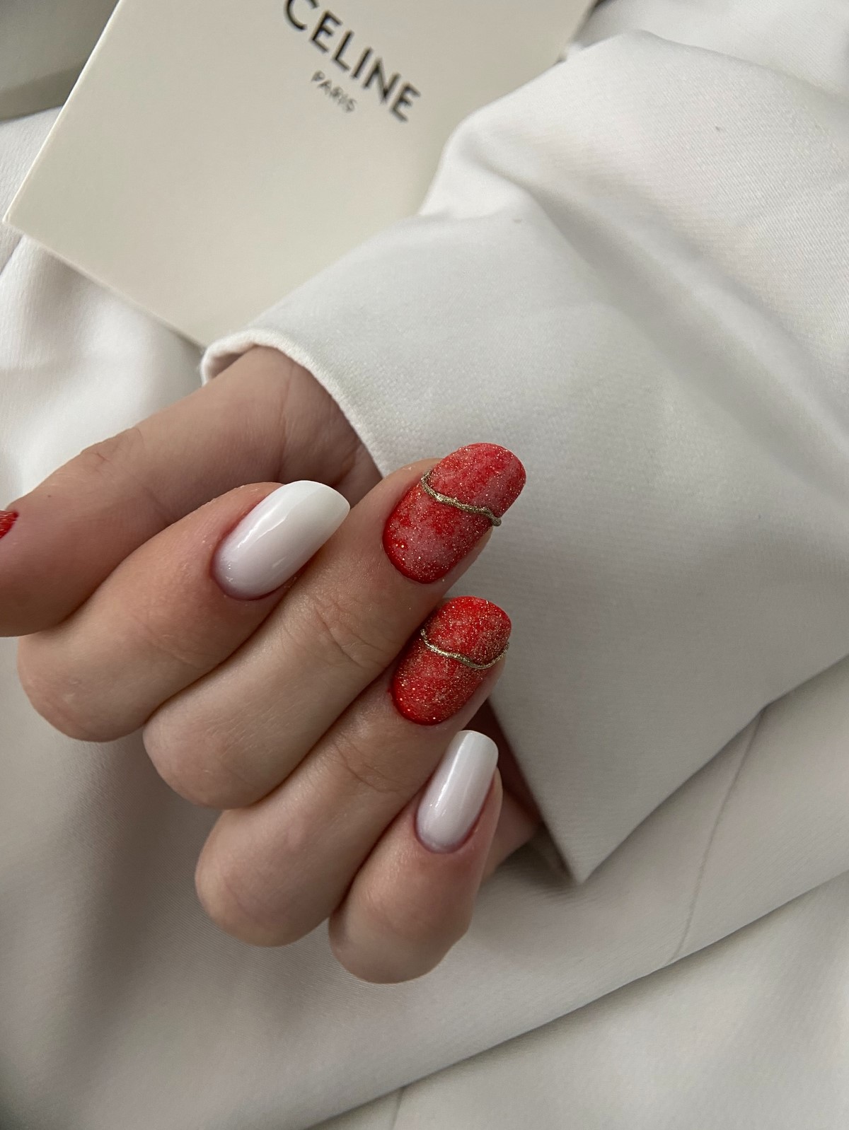 8 стильных дизайнов двухцветного маникюра на зиму 2026