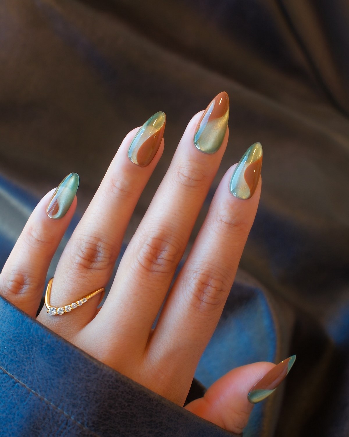 8 стильных дизайнов двухцветного маникюра на зиму 2026