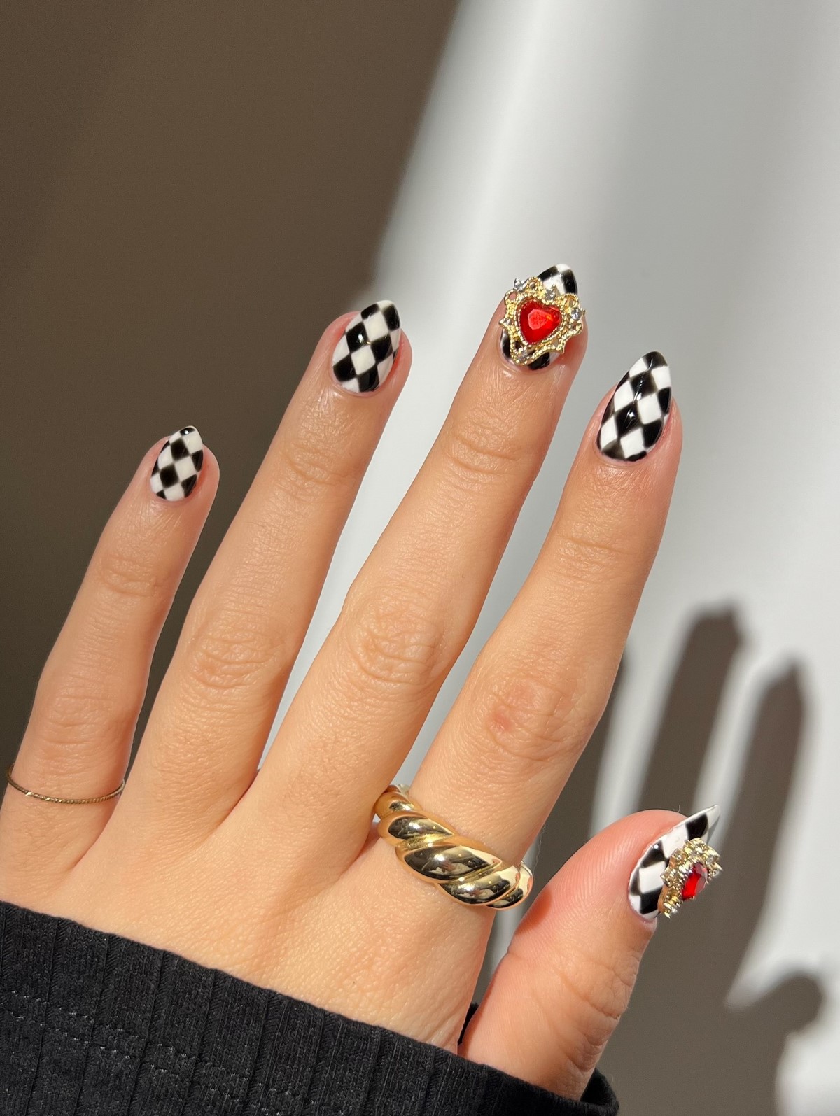 8 стильных дизайнов двухцветного маникюра на зиму 2026