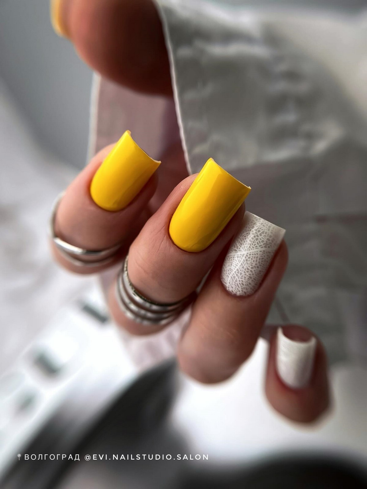 8 стильных дизайнов двухцветного маникюра на зиму 2026