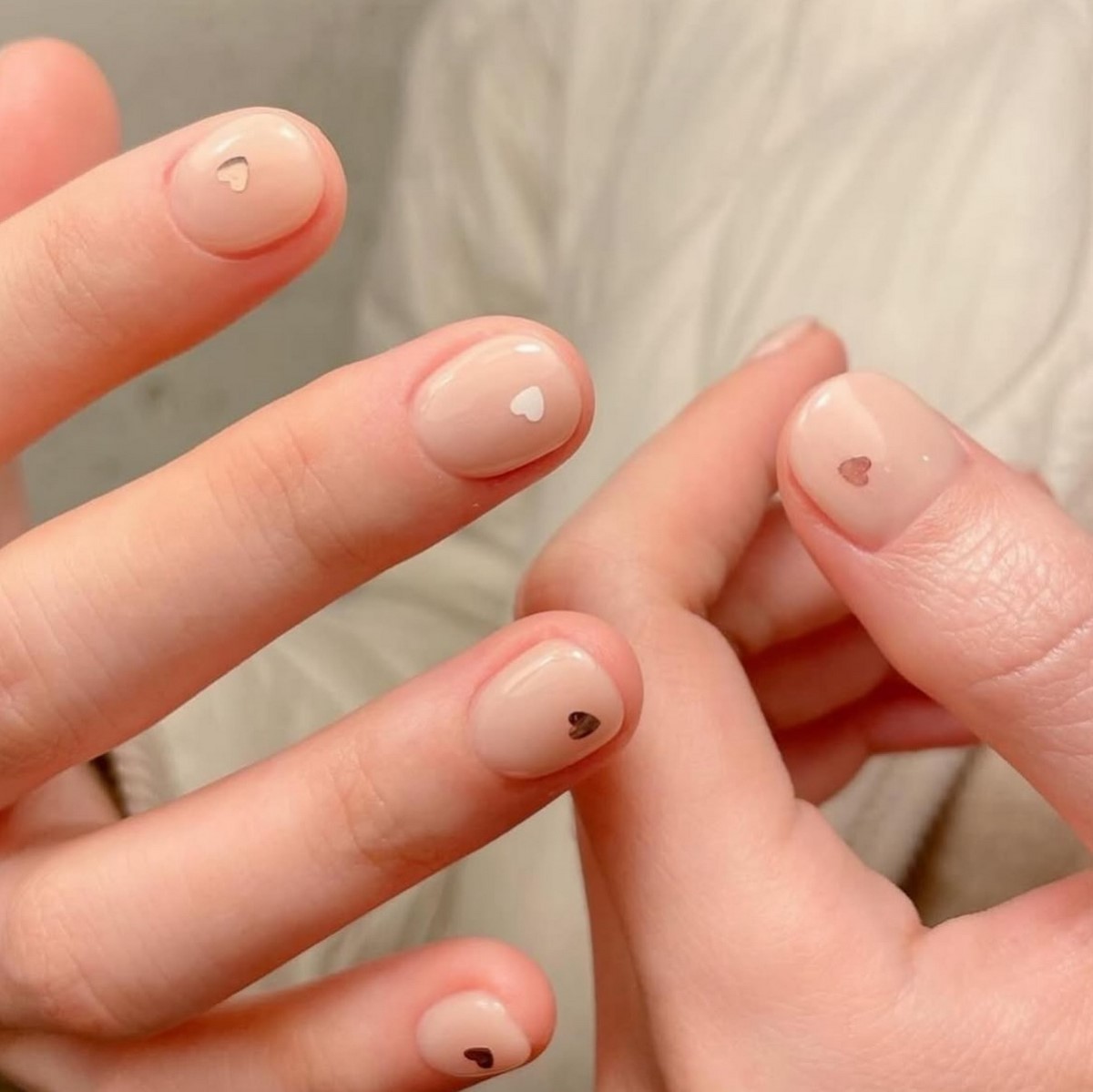 Сердечки на ногтях в феврале 2026: романтика на максимум