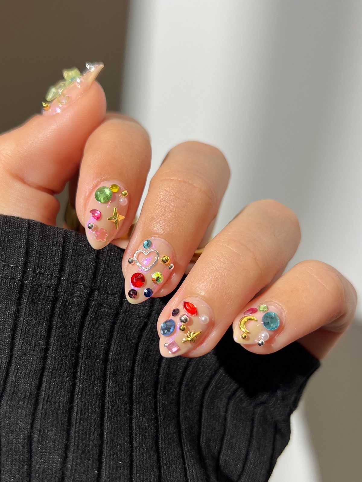 Сердечки на ногтях в феврале 2026: романтика на максимум