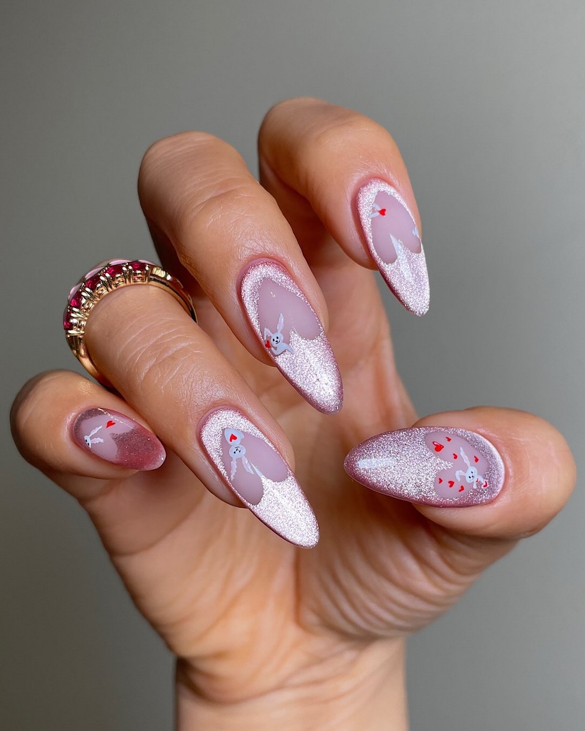 Сердечки на ногтях в феврале 2026: романтика на максимум