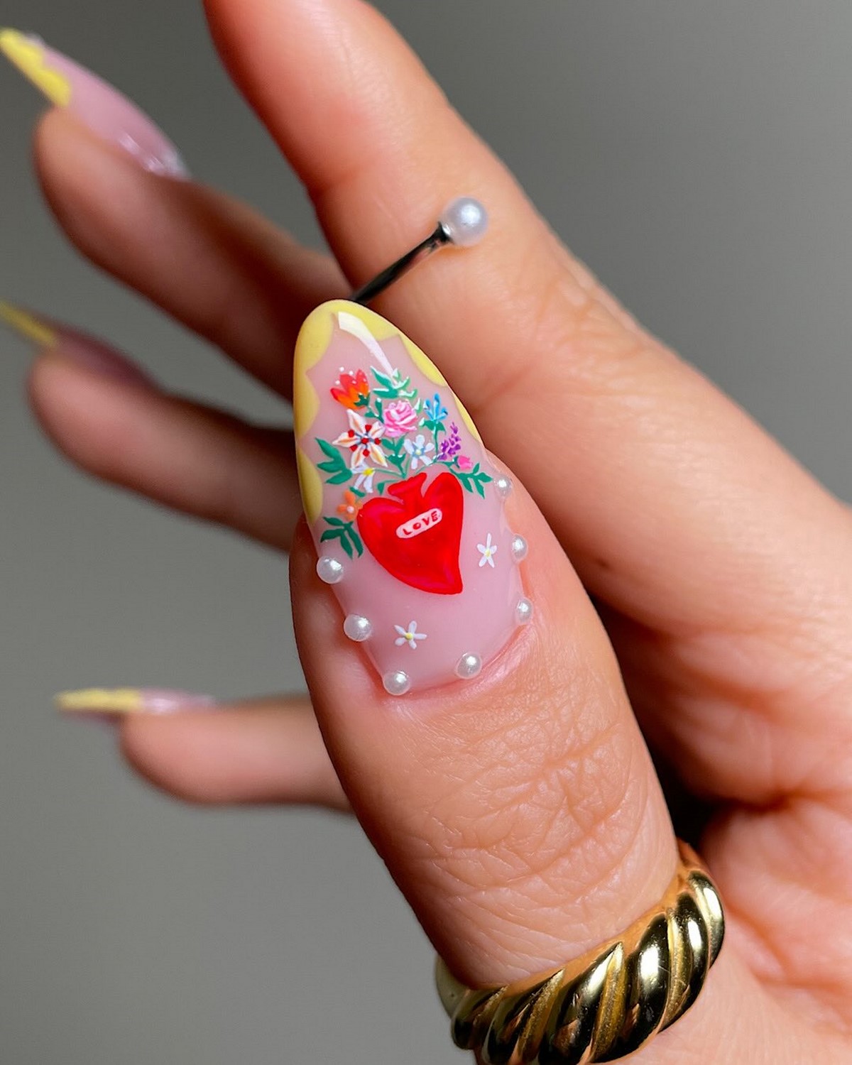 Сердечки на ногтях в феврале 2026: романтика на максимум