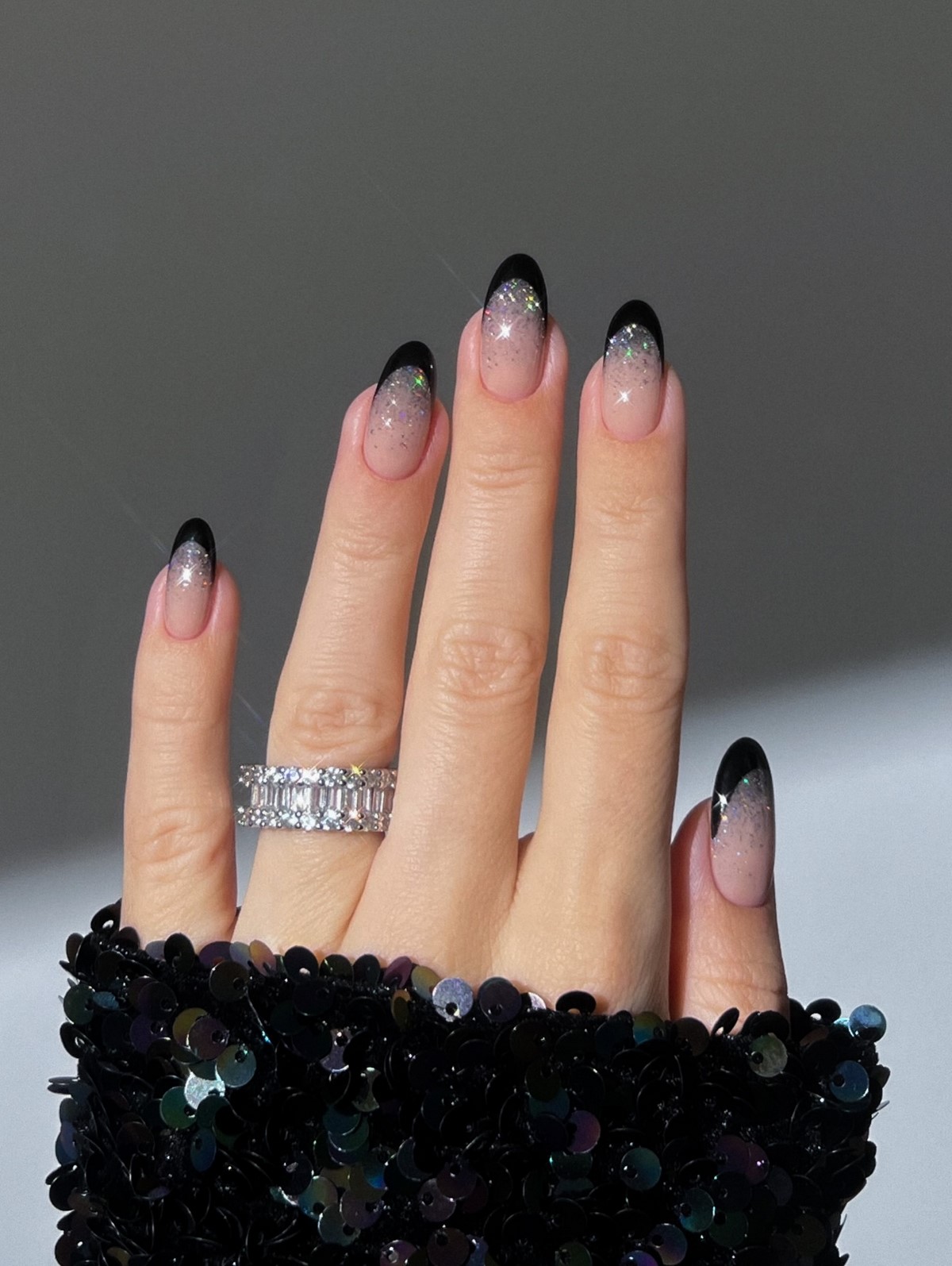 Темный маникюр февраля 2026 как главный акцент зимы