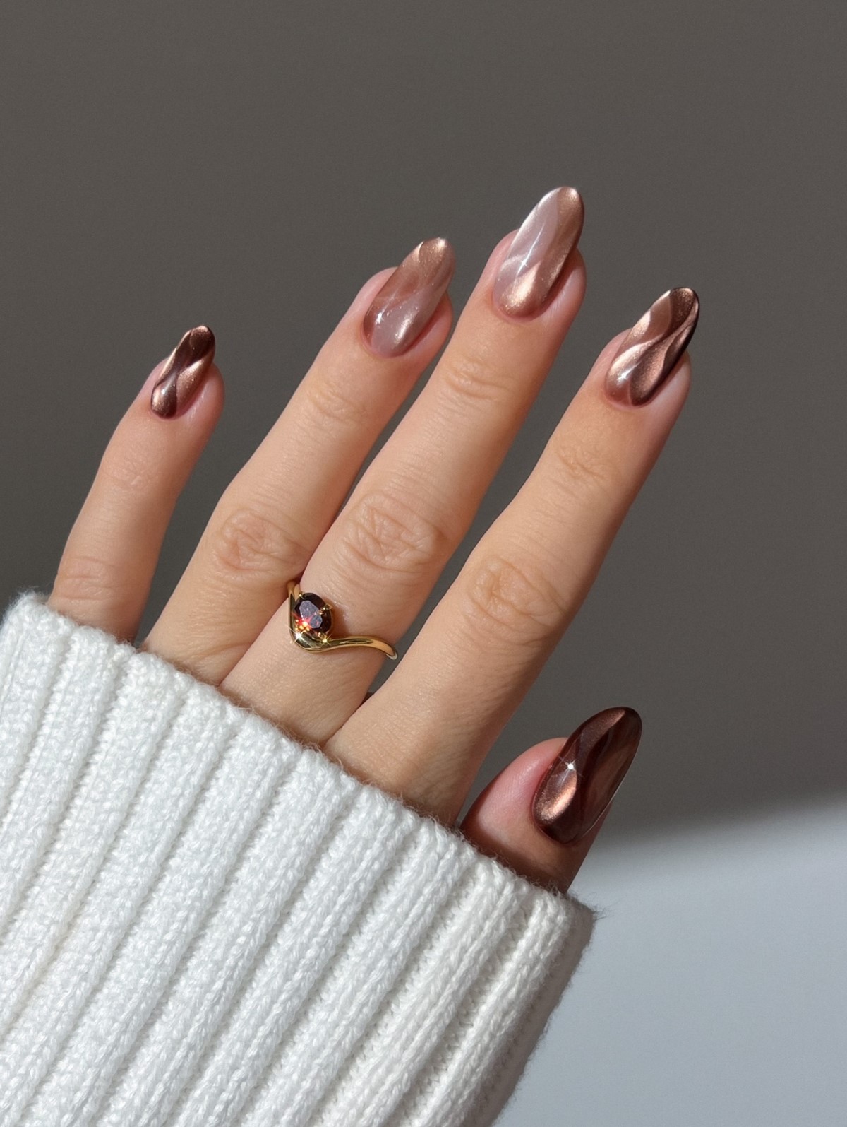 Темный маникюр февраля 2026 как главный акцент зимы