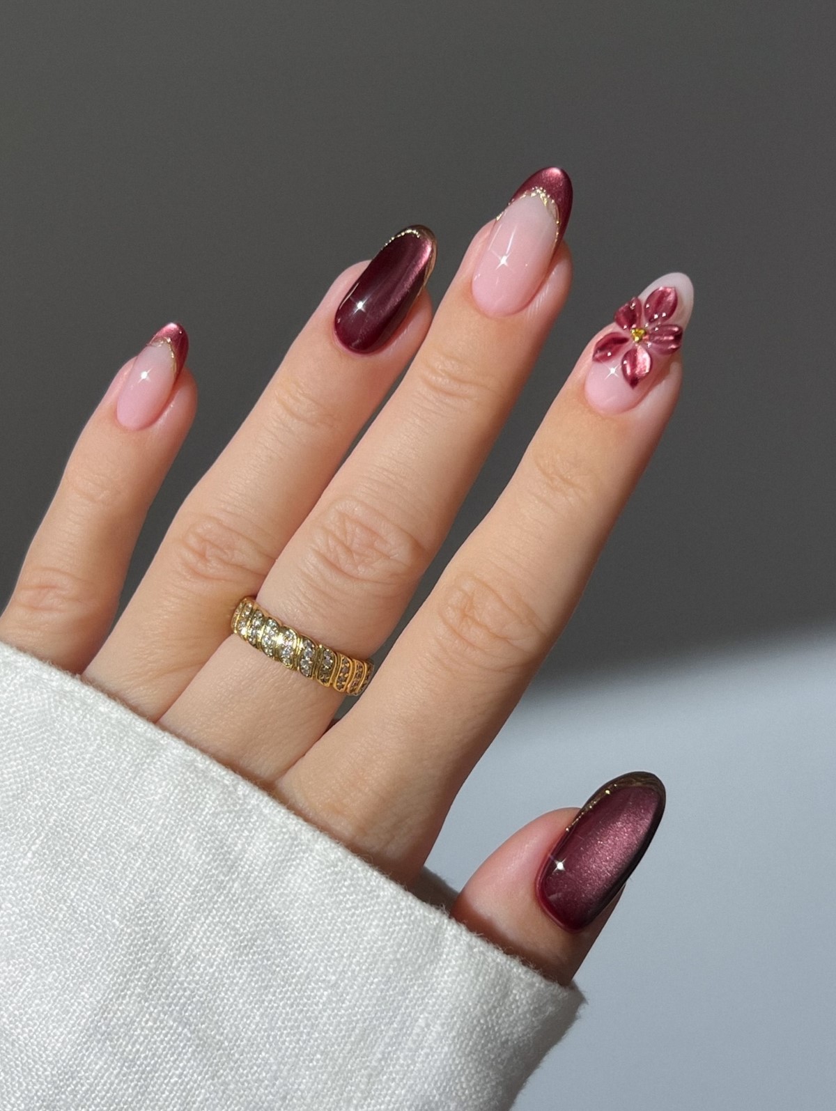 Темный маникюр февраля 2026 как главный акцент зимы