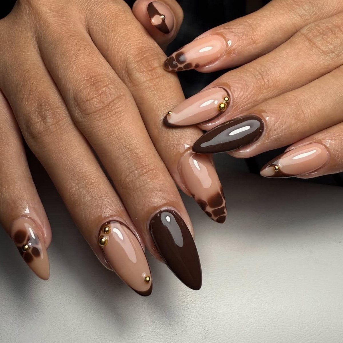 Темный маникюр февраля 2026 как главный акцент зимы