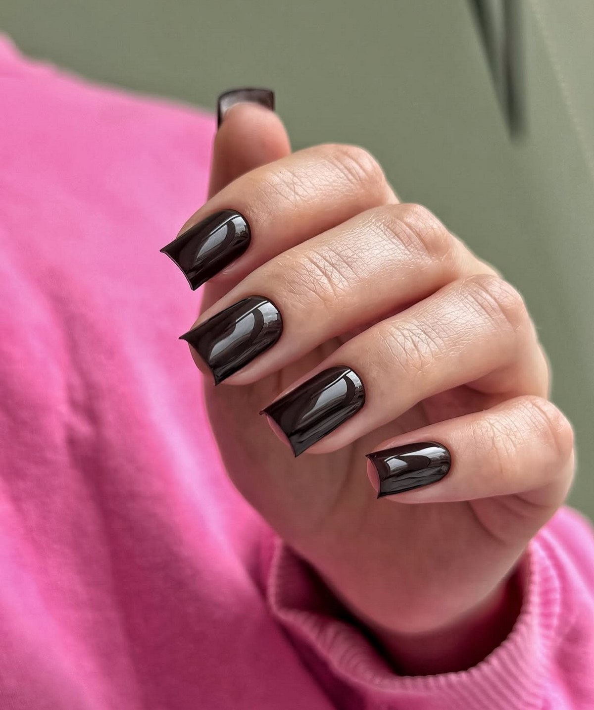 Темный маникюр февраля 2026 как главный акцент зимы