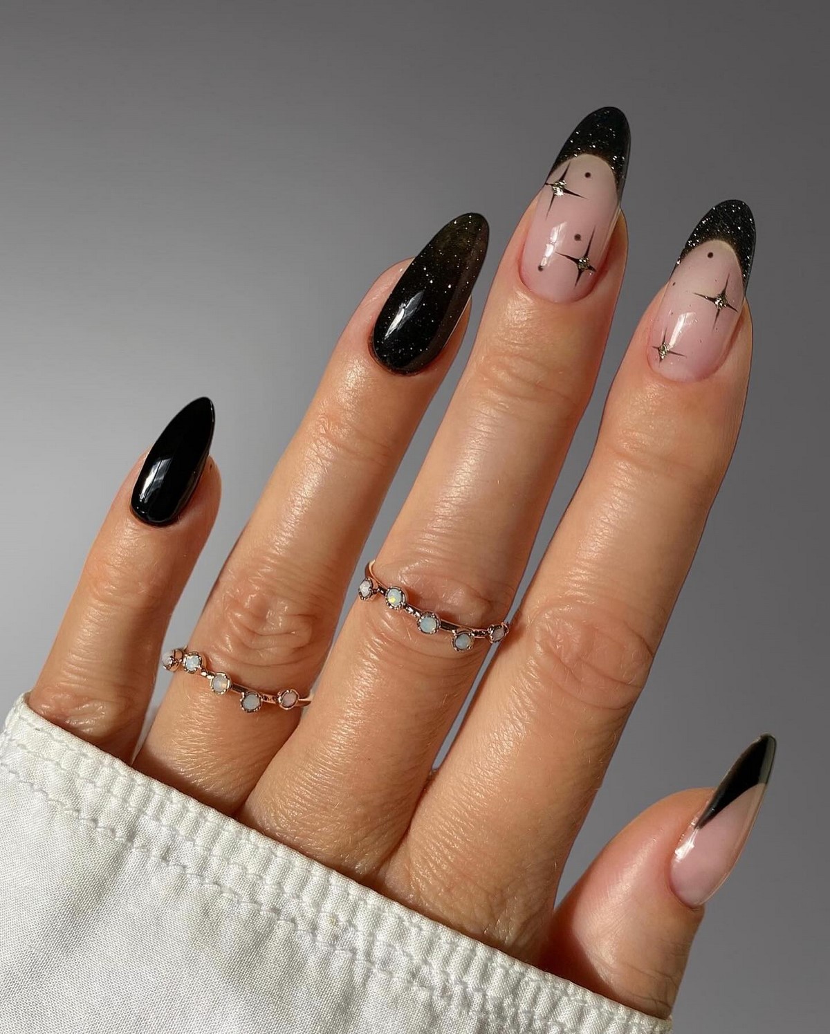 Темный маникюр февраля 2026 как главный акцент зимы