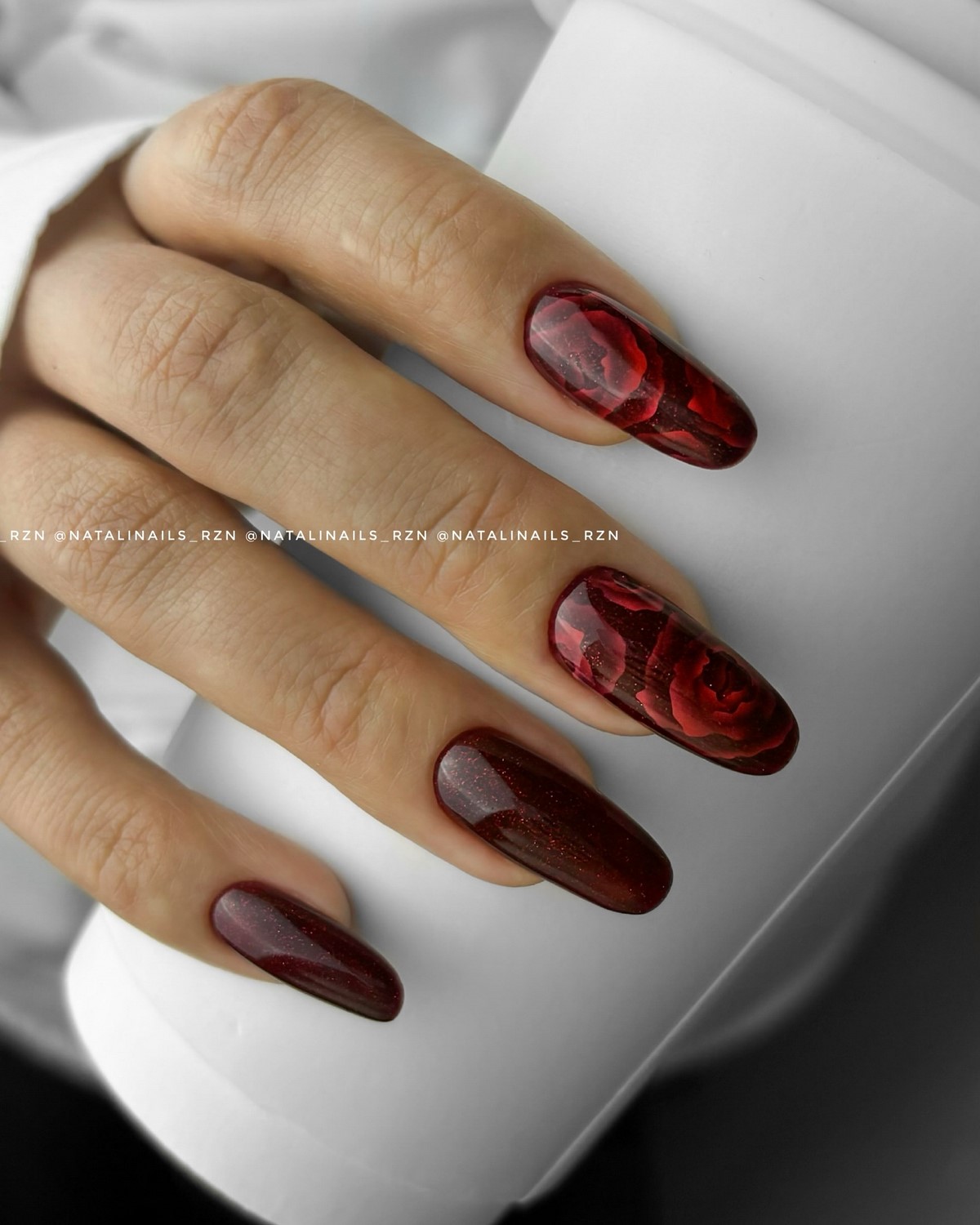 Темный маникюр февраля 2026 как главный акцент зимы